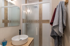 Dusche, Haartrockner, HandtĂŒcher