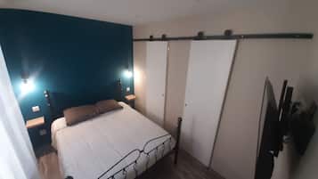 1 habitación, tabla de planchar con plancha, wifi y ropa de cama