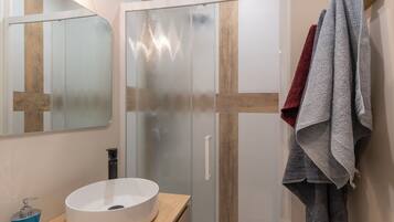 Dusche, Haartrockner, HandtĂŒcher