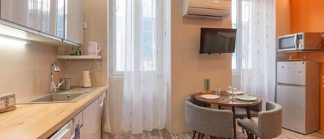 Fridge, microwave, oven, stovetop