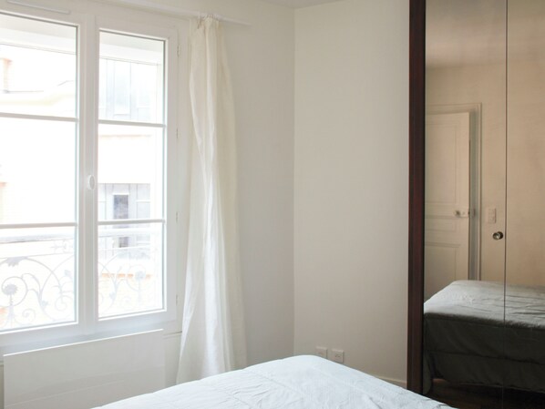 1 habitación, tabla de planchar con plancha, wifi y ropa de cama
