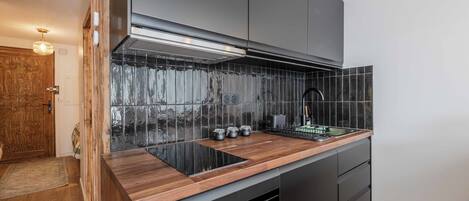 Fridge, microwave, oven, coffee/tea maker