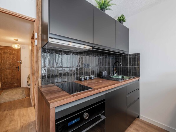 Fridge, microwave, oven, coffee/tea maker