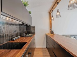 Réfrigérateur, four à micro-ondes, un four, cafetière-théière