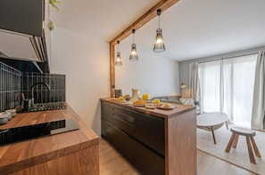 Fridge, microwave, oven, coffee/tea maker