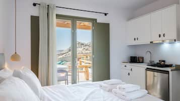 Deluxe Studio | Egyptian cotton sheets, premium bedding, in-room safe