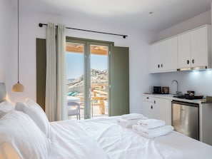 Deluxe Studio | Egyptian cotton sheets, premium bedding, in-room safe