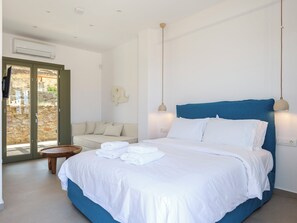 Deluxe Studio Suite | Egyptian cotton sheets, premium bedding, in-room safe