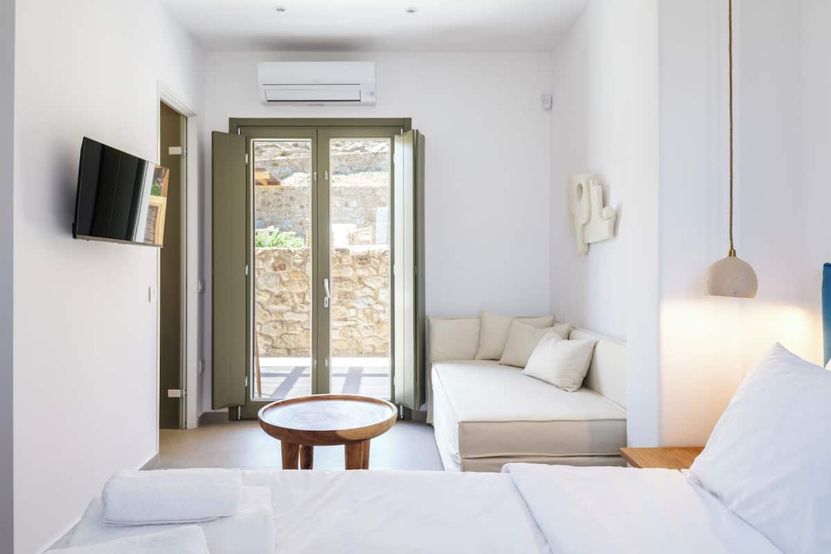 Deluxe Studio Suite | Egyptian cotton sheets, premium bedding, in-room safe