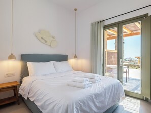 Deluxe Studio | Egyptian cotton sheets, premium bedding, in-room safe