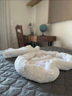 3 bedrooms, desk, iron/ironing board, travel crib