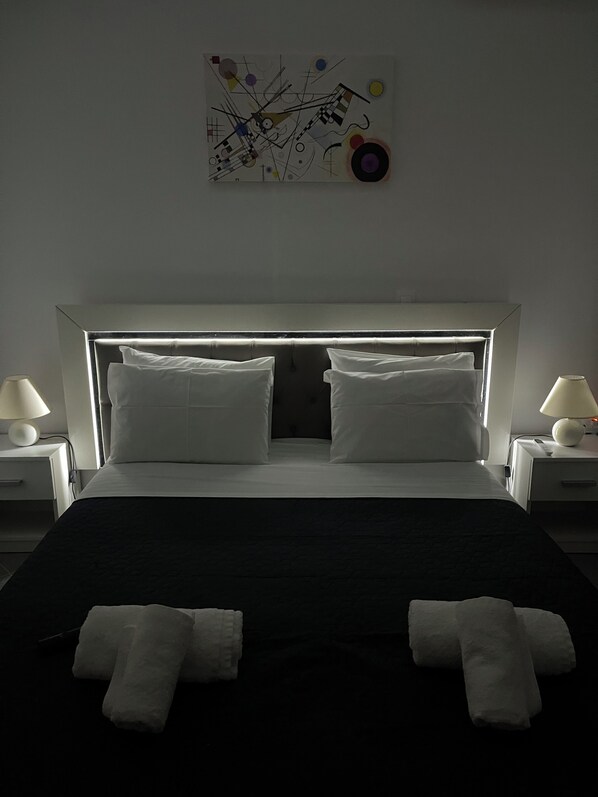3 chambres, bureau, fer et planche à repasser, lit de bébé portatif