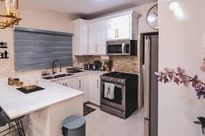 Refrigerador, microondas, horno y parrilla de estufa 