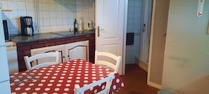 Kjøleskap, ovn, kokeplater og oppvaskmaskin