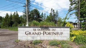 Ein Schild mit dem Text 'LE DOMAINE DU GRAND-PORTNEUF', das einen Ort kennzeichnet.