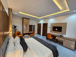 Suite de lujo, balcón, vistas al patio | Sistema de insonorización, wifi gratis, ropa de cama