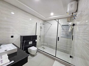 Douche, chaussons, serviettes fournies, savon