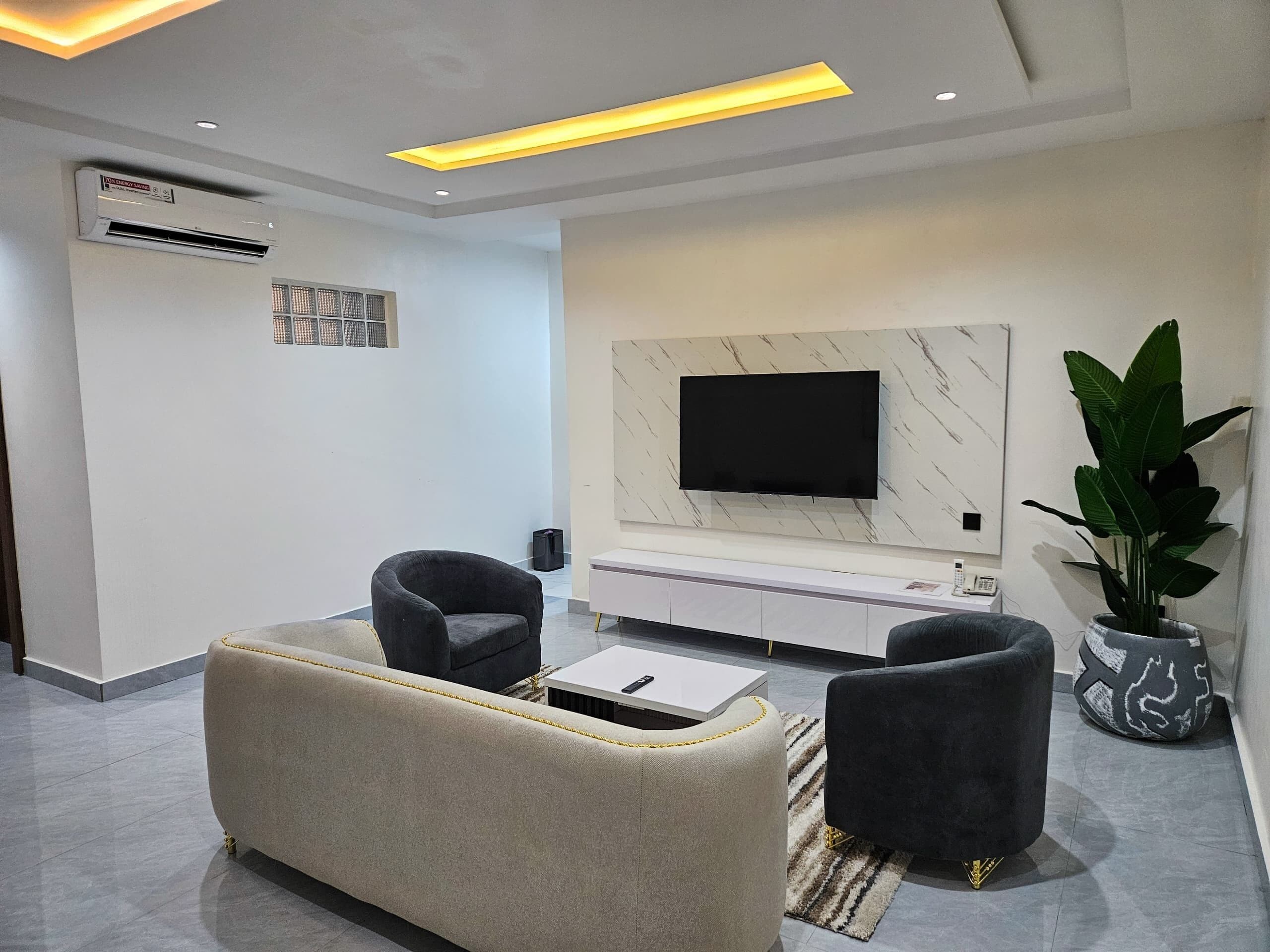 Luxury Suite, Balcony, Courtyard View | Living area