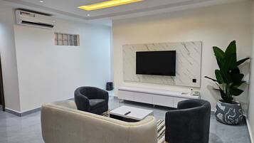 Luxury Suite, Balcony, Courtyard View | Living area