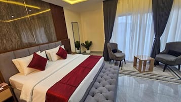 Suite superior, balcón, vista al patio | Escritorio, espacio para trabajar con laptop y wifi gratis