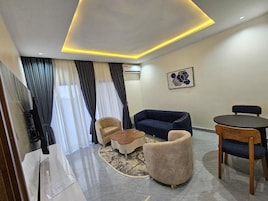Suite superior, balcón, vistas al patio | Zona de estar | Smart TV de 50 pulgadas con canales por cable, además de Netflix, Hulu