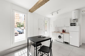 Kühlschrank, Mikrowelle, Herdplatte, Geschirrspüler