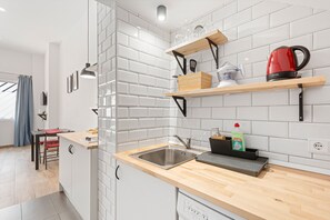 Réfrigérateur, micro-ondes, plaque de cuisson, lave-vaisselle