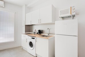 Fridge, microwave, stovetop, coffee/tea maker