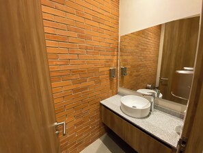 Hair dryer, towels, soap, toilet paper - Charming 2-bedroom apartment in Guadalajara with AC (Guadalajara)