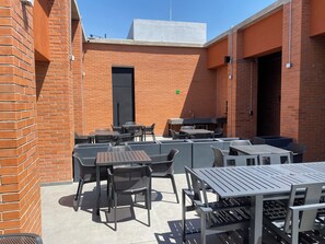 Outdoor dining - Charming 2-bedroom apartment in Guadalajara with AC (Guadalajara)