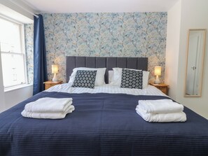 2 Schlafzimmer, individuell dekoriert, individuell eingerichtet