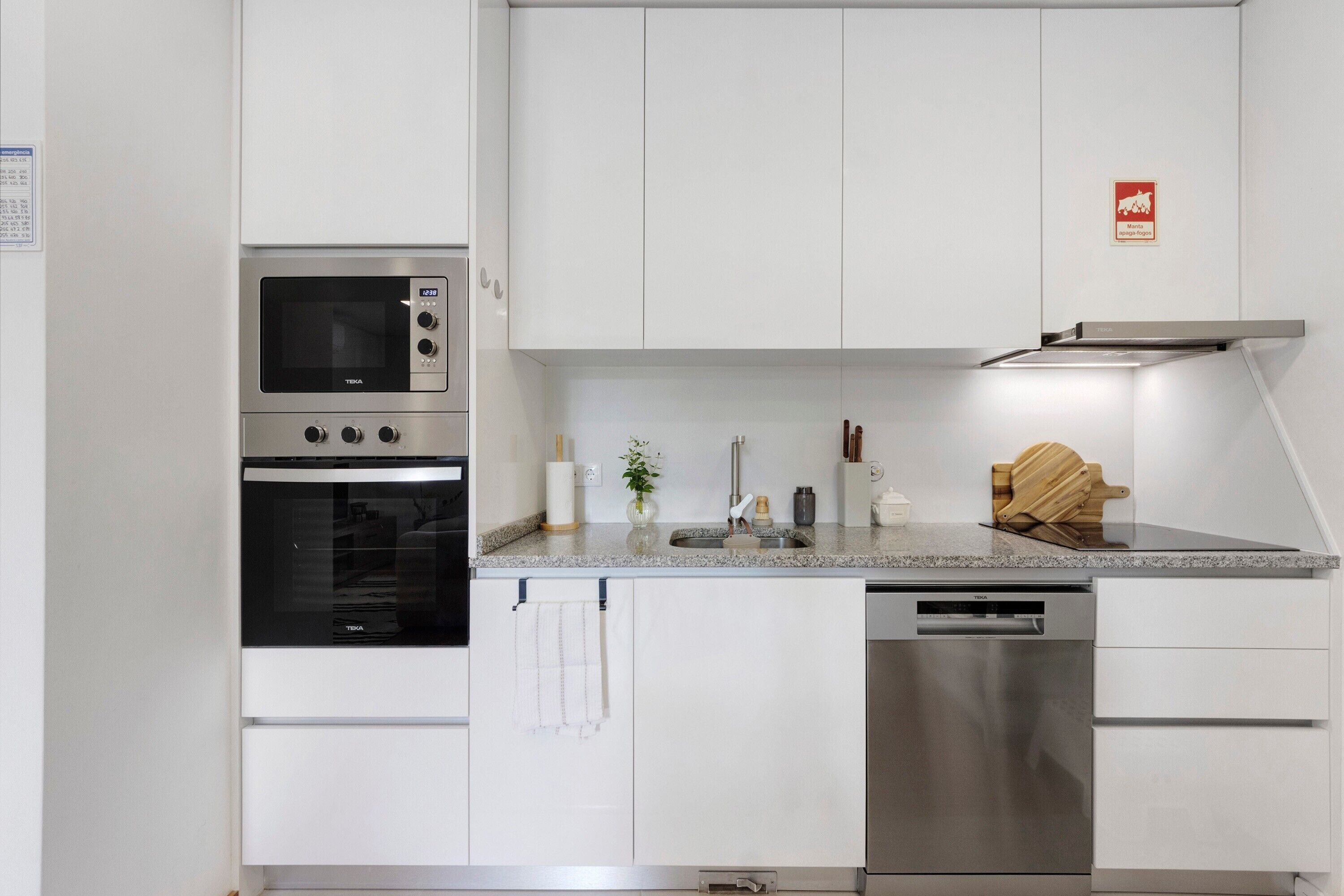 Geladeira, micro-ondas, fogão, cooktop