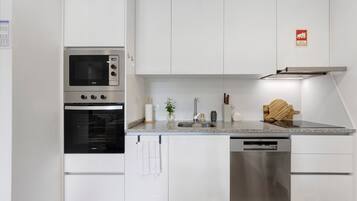 Geladeira, micro-ondas, fogão, cooktop