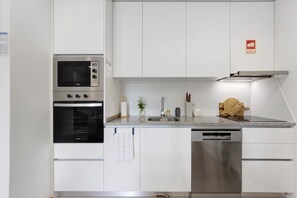 Kylskåp, mikrovågsugn, ugn och spishäll