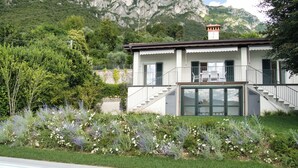 A modern house with a swimming pool, surrounded by lush greenery and mountains in the background. - Hidden Gem-Villa with private pool Bellagio view (Lierna)