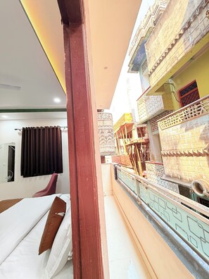 Espacio para trabajar con laptop y tabla de planchar con plancha