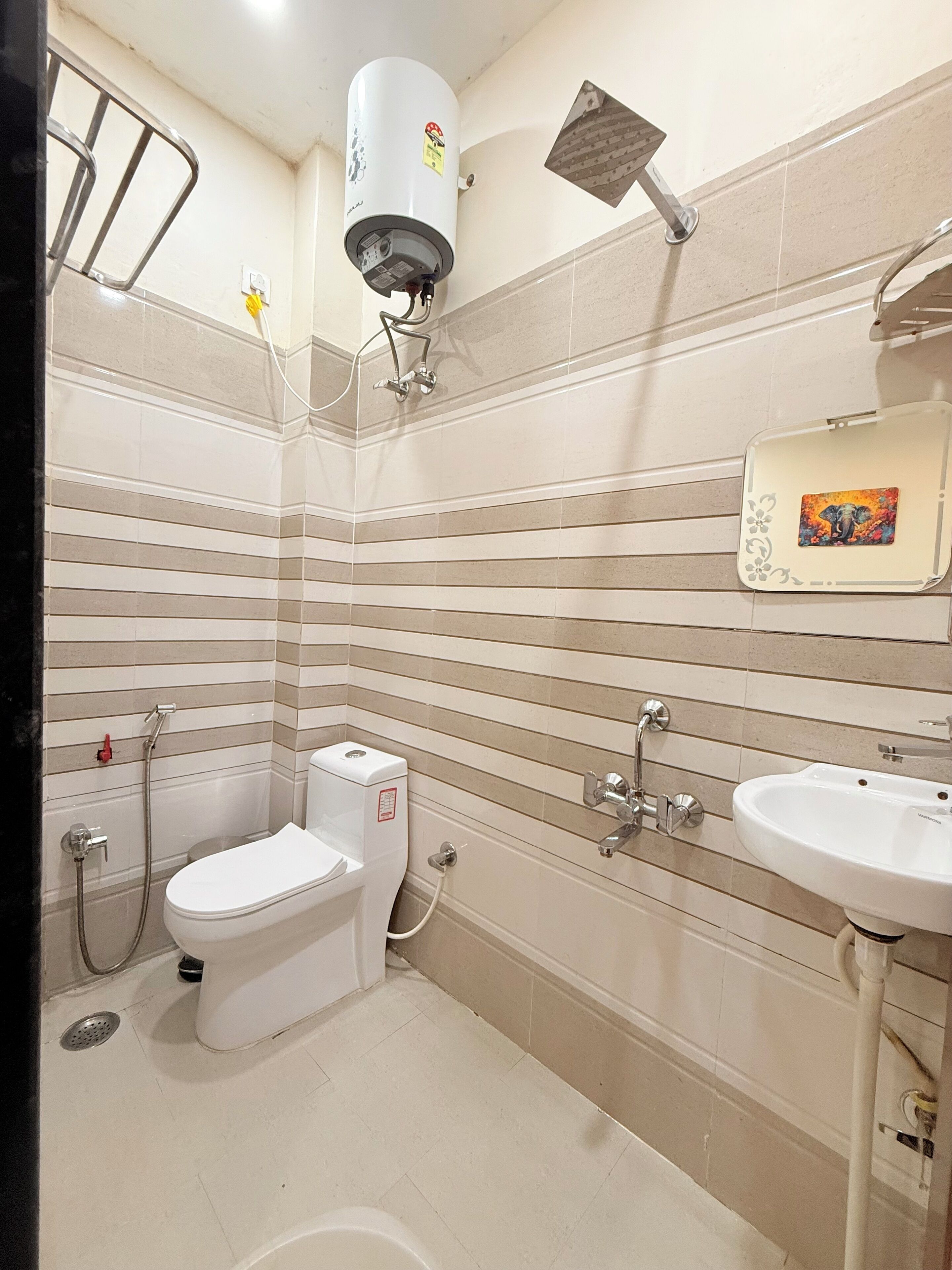 Un baño con inodoro, bidé, lavabo y ducha.