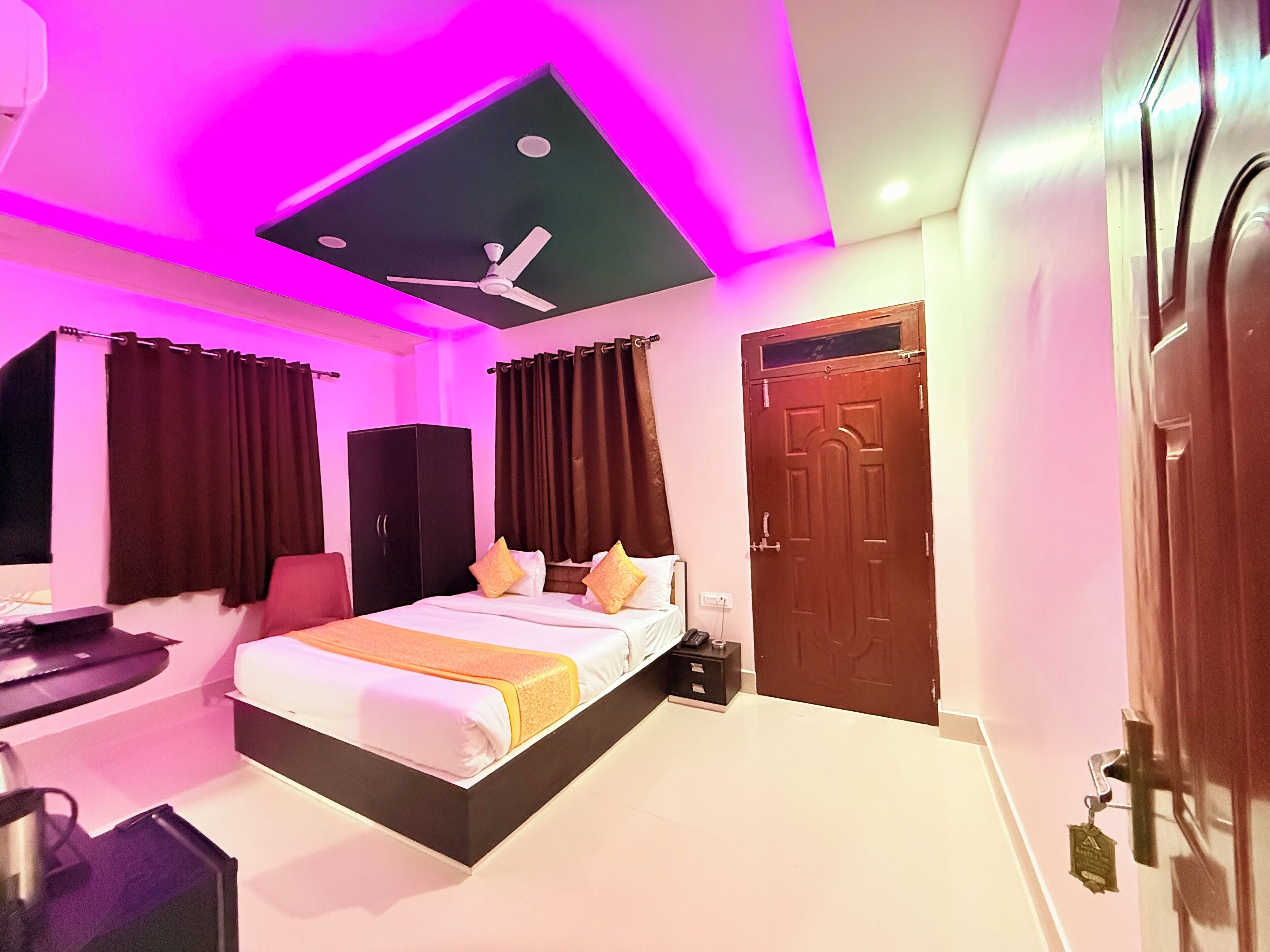 Une chambre à coucher avec un lit, un bureau, une armoire et une porte.