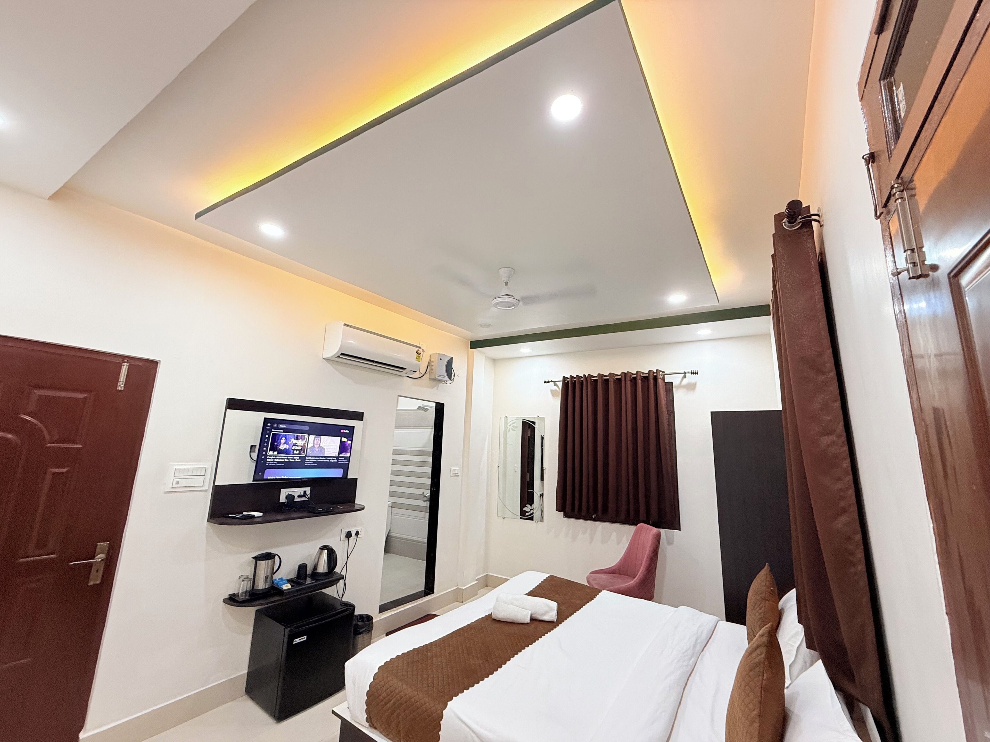 Executive Double Room, City View | Laptop workspace, iron/ironing board, rollaway beds, free WiFi