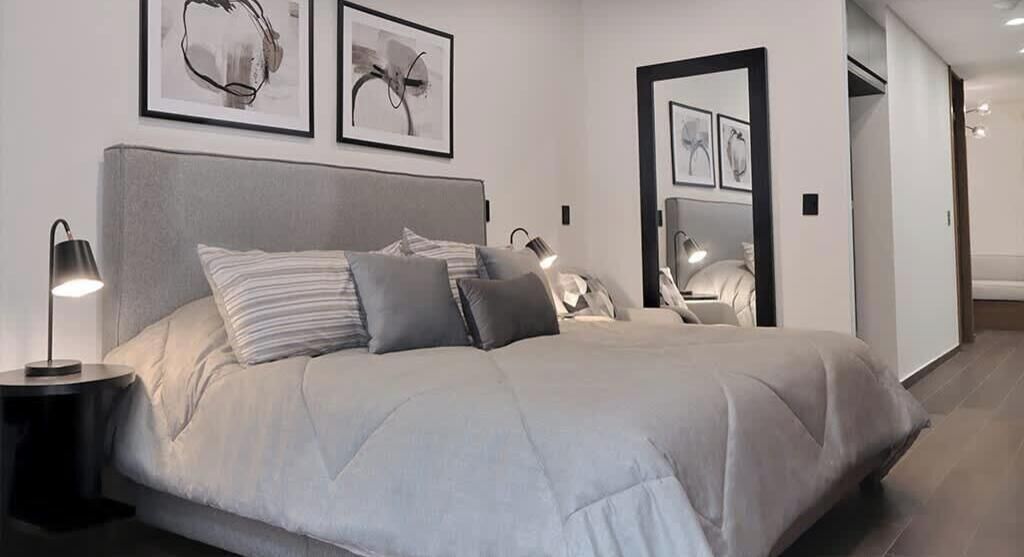 1 soverom, skrivebord, strykejern/-brett og reiseseng for barn