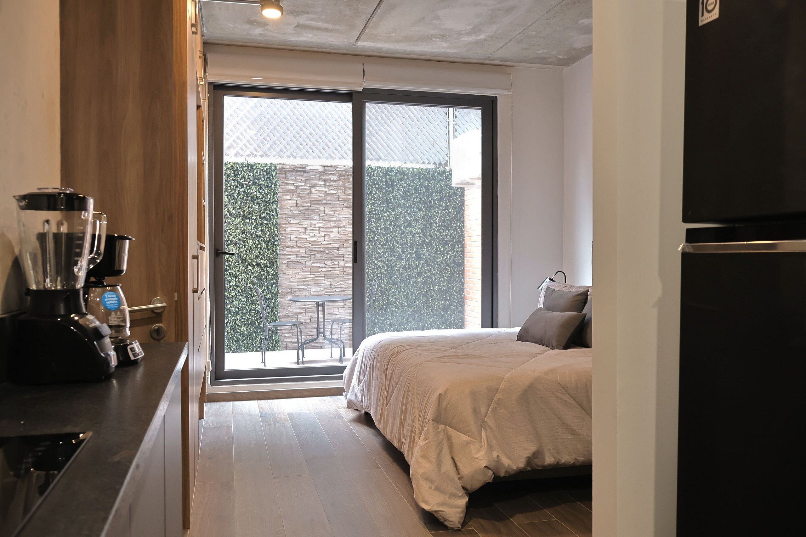 1 多间卧室、上网接入、床单