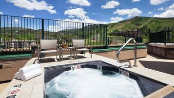 Tina de hidromasaje al aire libre