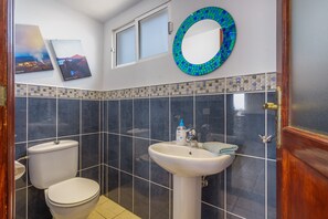 Shower, hair dryer, towels - Penthouse with Jacuzzi, Sea & Volcano View (Costa Teguise)