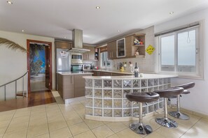 Fridge, microwave, oven, stovetop - Penthouse with Jacuzzi, Sea & Volcano View (Costa Teguise)