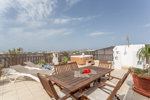 Outdoor dining - Penthouse with Jacuzzi, Sea & Volcano View (Costa Teguise)