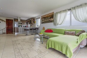 TV - Penthouse with Jacuzzi, Sea & Volcano View (Costa Teguise)