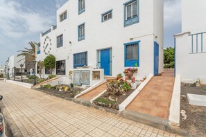 Exterior - Penthouse with Jacuzzi, Sea & Volcano View (Costa Teguise)