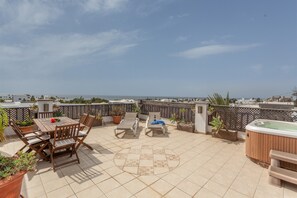 Outdoor dining - Penthouse with Jacuzzi, Sea & Volcano View (Costa Teguise)