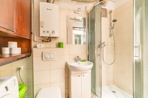 Sèche-cheveux, serviettes fournies