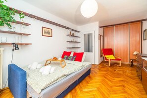 Tabla de planchar con plancha, wifi gratis y ropa de cama 